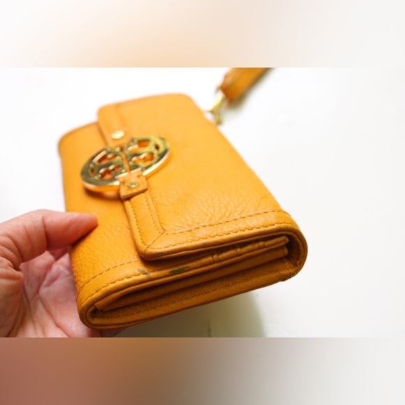 Tory Burch Amanda wristlet - Picture 10 of 16